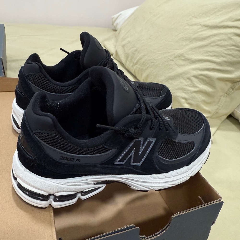 New Balance Men's Black and White Sneakers